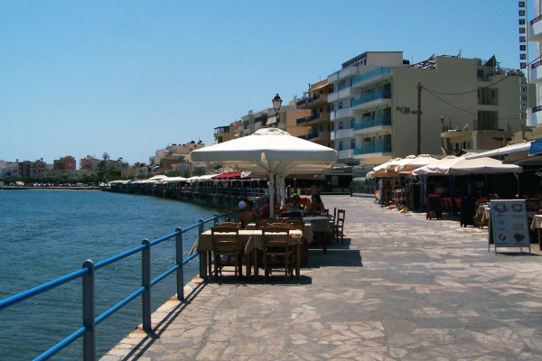Ο πεζόδρομος στον παραλιακό πεζόδρομο της Ιεράπετρας στην Κρήτη.
