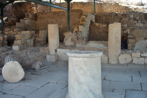 Αρχαίες στήλες και θεμέλια στα απομεινάρια της αρχαίας πόλης του Άκανθου στη Χαλκιδική.
