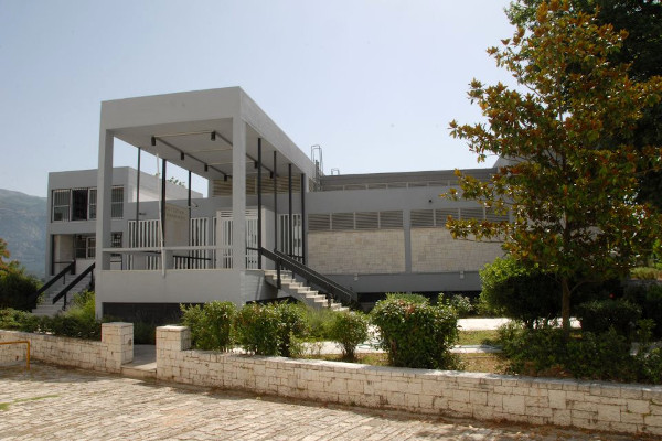Η κύρια είσοδος και η μπροστινή αυλή του Αρχαιολογικού Μουσείου Ιωαννίνων.