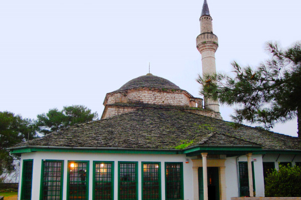 Μια εικόνα που δείχνει το εξωτερικό του Εθνογραφικού Μουσείου Ιωαννίνων (Τζαμί Ασλάν Πασά).