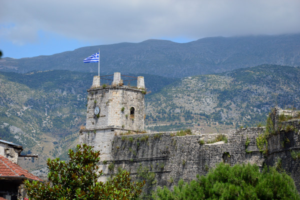 Ο προμαχώνας του Κάστρου των Ιωαννίνων με ελληνική σημαία στην κορυφή.