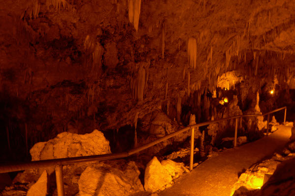 Η διαδρομή των επισκεπτών ανάμεσα σε αμέτρητους σταλακτίτες και σταλαγμίτες του Σπηλαίου Περάματος των Ιωαννίνων.