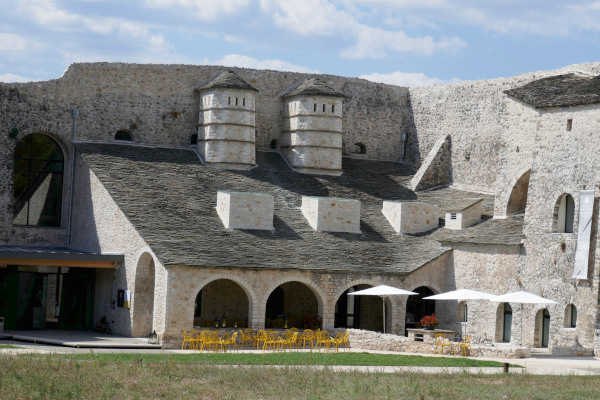 Μια εικόνα του εξωτερικού του πετρόχτιστου κτηρίου που στεγάζει το Μουσείο Αργυροτεχνίας των Ιωαννίνων.