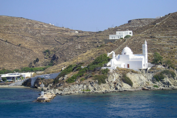 Φωτογραφία βγαλμένη από τη θάλασσα που απεικονίζει την εκκλησία της Αγίας Ειρήνης στο βόρειο τμήμα του λιμανιού της Ίου.