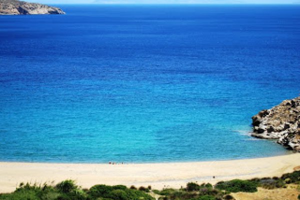 Μια πανοραμική εικόνα της παραλίας Κάλαμος της Ίου με όλες τις αποχρώσεις του μπλε και χρυσή άμμο.