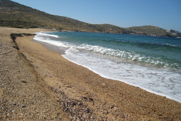 Μια εικόνα που δείχνει την χοντρή άμμο στην παραλία Ψάθη στην Ίο.