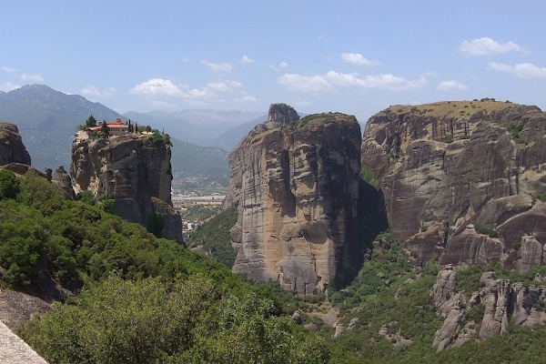 Μια εικόνα που δείχνει τους ογκόλιθους των Μετεώρων και ένα μοναστήρι πάνω από ένα από αυτούς.