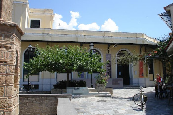 Η εξωτερική και η κύρια είσοδος του Αρχαιολογικού Μουσείου Μεσσηνίας στην Καλαμάτα.