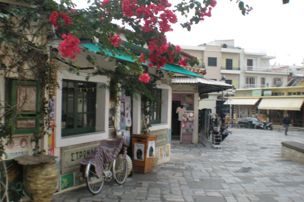 Μικρά καταστήματα σε έναν από τους πεζόδρομους στην Παλιά Πόλη της Καλαμάτας.