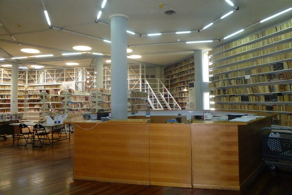 Φωτογραφία του εσωτερικού της Δημόσιας Βιβλιοθήκης Καλαμάτας.