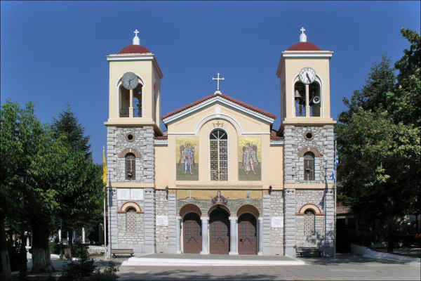 Η μπροστινή πλευρά του Καθεδρικού Ναού των Καλαβρύτων αφιερωμένη στην Κοίμηση της Θεοτόκου.