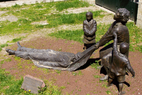 Άγαλμα στην αυλή του Δημοτικού Μουσείου Καλαβρύτων αφιερωμένο στα θύματα της ναζιστικής σφαγής.