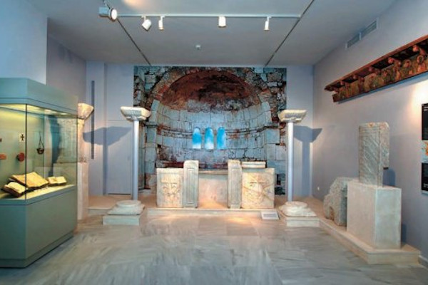 Μια εικόνα τραβηγμένη μέσα σε ένα από τα δωμάτια του Αρχαιολογικού Μουσείου Καλύμνου με εκθέματα και εκθέματα.