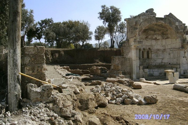 Μια εικόνα των ερειπίων της χριστιανικής εκκλησίας που χτίστηκε πάνω στο Ιερό του Δελίου Απόλλωνα στο νησί της Καλύμνου.