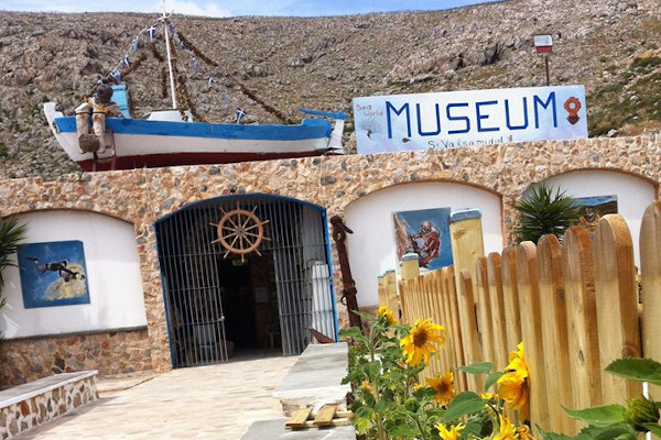 Η κύρια είσοδος και η μπροστινή αυλή του Sea World Museum Valsamidis στα Βλυχάδια της Καλύμνου.