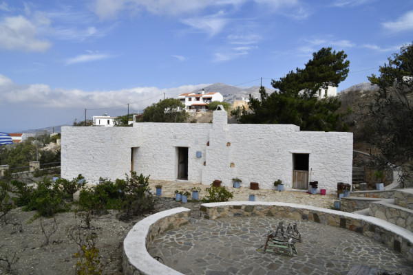 Ένα από τα κτίρια και το αλώνι στο Αγροτικό Μουσείο Πυλών στο νησί της Καρπάθου.