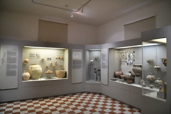 Μέσα σε ένα από τα δωμάτια του Αρχαιολογικού Μουσείου Καρπάθου με εκθέματα και τεχνουργήματα στις οθόνες.
