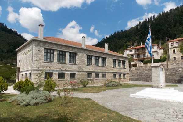 Το παλιό δημοτικό σχολείο Κορισχάδων που λειτουργεί σήμερα ως Μουσείο Εθνικής Αντίστασης.