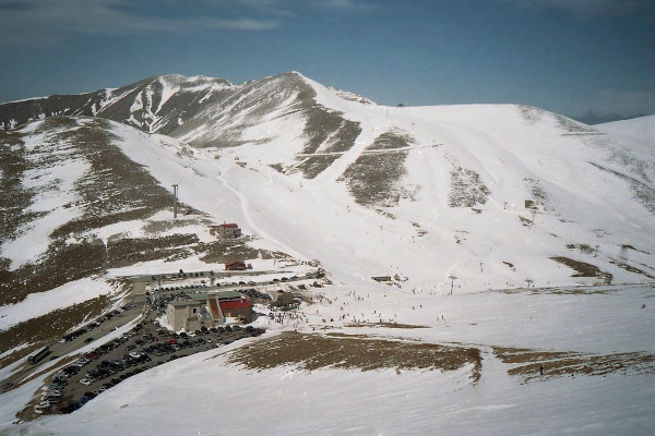 Μια fφωτό του Χιονοδρομικού Κέντρου Βελουχίου που περιλαμβάνει τις πίστες, την υποδομή και τη θέση στάθμευσης.