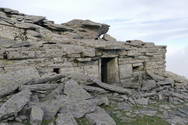 Μια εικόνα της κύριας εισόδου του Δρακόσπιτου στο όρος Όχη που είναι χτισμένο μόνο από μεγάλες πέτρες.