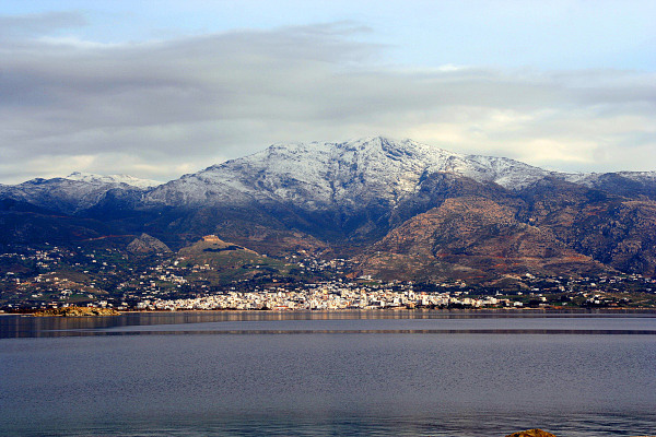 Το εντυπωσιακό βουνό Όχη με χιονισμένες κορυφές ως φόντο την πόλη της Καρύστου.