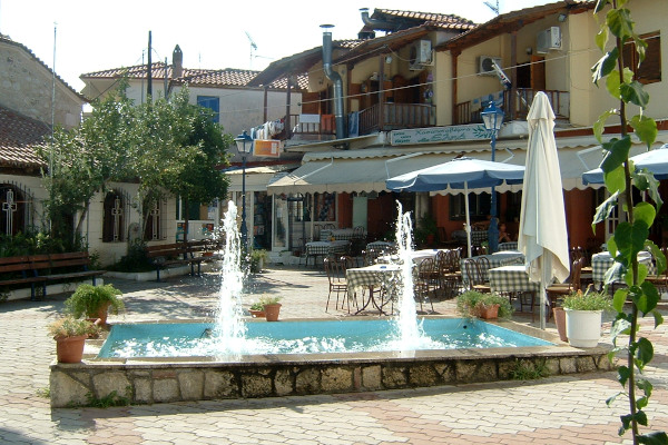 Ένα σιντριβάνι σε μια πλατεία του Πευκοχωρίου περιτριγυρισμένο από εστιατόρια και ταβέρνες.