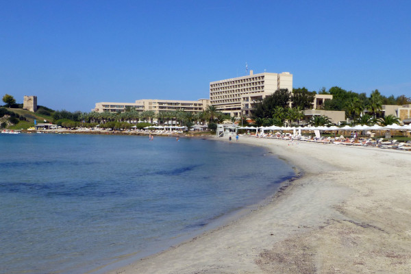 Η αμμώδης παραλία του Sani Resort και οι εγκαταστάσεις του ξενοδοχείου.