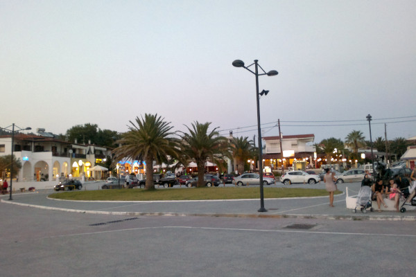 Μια πλατεία που περιβάλλεται από καταστήματα και ταβέρνες στη Σκάλα Φούρκα.