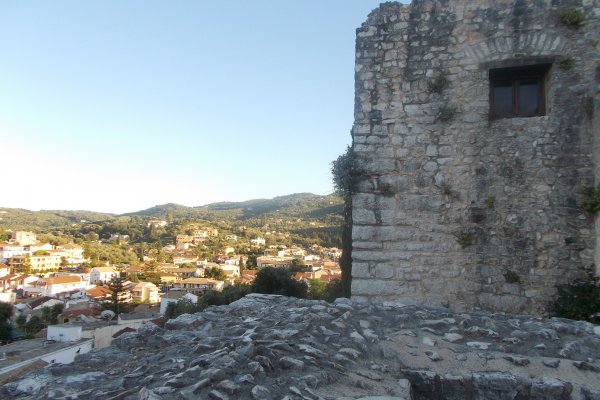 Το πέτρινο κάστρο της Κασσιόπης με αγριόχορτα να φυτρώνουν στους ραγισμένους τοίχους του.