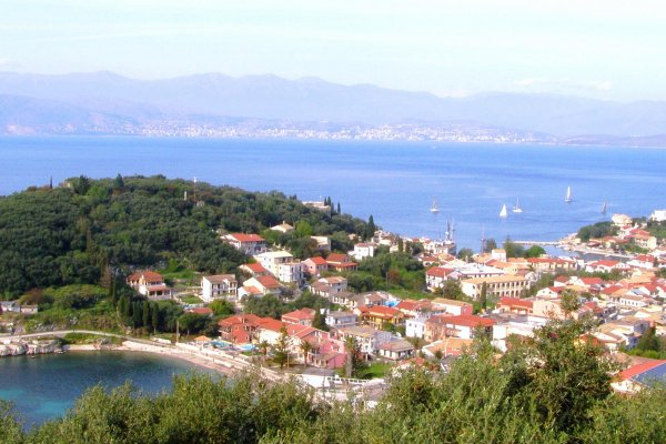 Φωτογραφία του χωριού Κασσιόπη και της παραλίας του Καλαμιώνα βγαλμένη από λόφο.