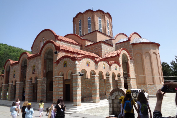 Η εκκλησία της Παναγίας Σουμελά στην Καστανιά Ημαθίας με μερικούς επισκέπτες στην αυλή.