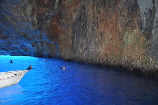 Μια φωτογραφία που λήφθηκε μέσα στην Γαλάζια Σπηλιά, όπου φαίνεται το εκθαμβωτικό μπλε χρώμα του ανακλώμενου ήλιου.