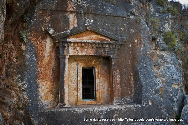 Μια φωτογραφία που δείχνει τον λαξευμένο Λυκιακός Τάφο στο νησί του Καστελόριζου.