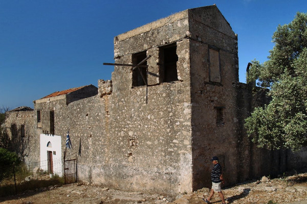 Οι εξωτερικοί τοίχοι και η κύρια είσοδος της Μονής του Αγίου Γεωργίου του Βουνού στο Καστελόριζο.
