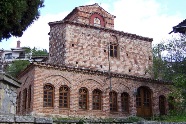 Μια εικόνα που δείχνει το εξωτερικό της βυζαντινής εκκλησίας του Αγίου Στεφάνου στην Καστοριά.