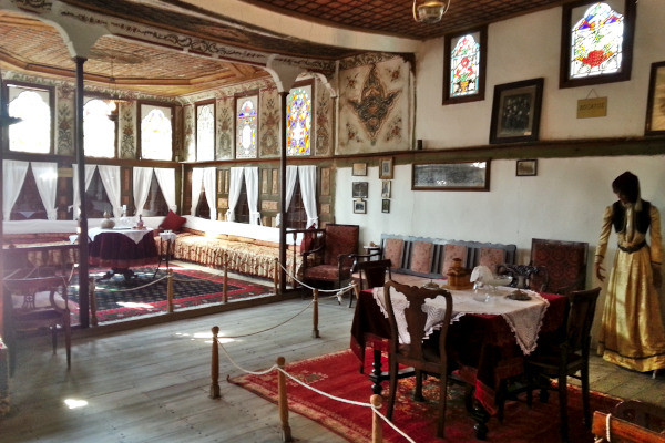 Μέσα σε μια αίθουσα του Λαογραφικού Μουσείου Καστοριάς με αντικείμενα της καθημερινότητας των περασμένων αιώνων.