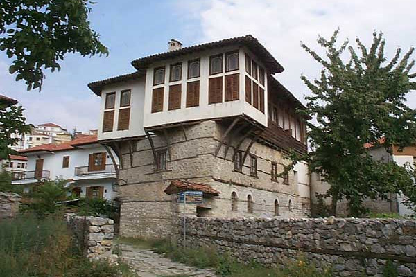 Μια εικόνα του εξωτερικού του Αρχοντικού Εμμανουήλ που λειτουργεί ως Μουσείο Ενδυμάτων της Καστοριάς.