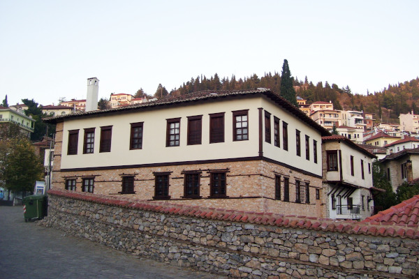 Μια εικόνα που απεικονίζει το εξωτερικό του Μουσείου Μακεδονικού Αγώνα στην Καστοριά.