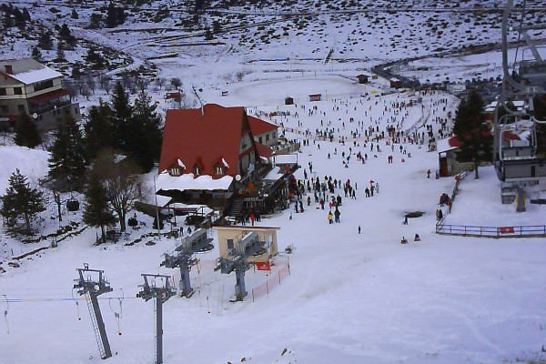 Η χιονισμένη πλαγιά του χιονοδρομικού κέντρου Σέλι όπου είναι ορατό το σαλέ και πολλοί καλεσμένοι.