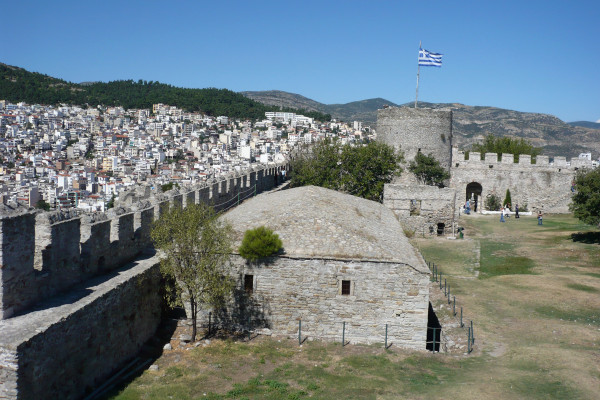 Φωτογραφία τραβηγμένη από το εσωτερικό τμήμα του Κάστρου της Καβάλας, που απεικονίζει τις οχυρώσεις. 