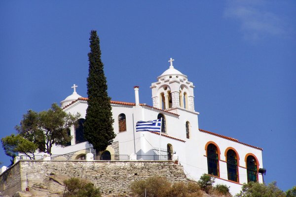 Η λευκή εκκλησία του Προφήτη Ηλία της Καβάλας με φόντο τον γαλάζιο ουρανό.