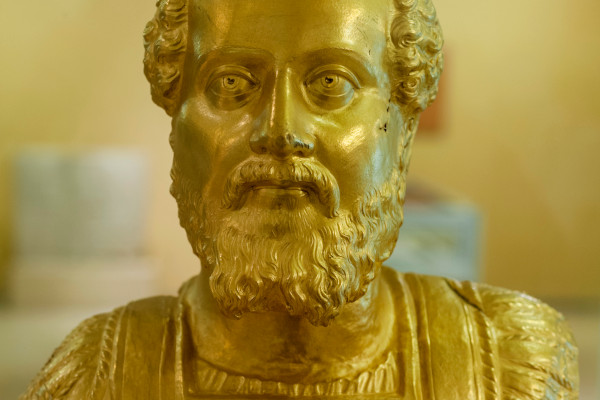 Η χρυσή προτομή του Ρωμαίου αυτοκράτορα Σεπτίμιου Σεβήρου είναι ένα από τα εκθέματα του Αρχαιολογικού Μουσείου Κομοτηνής.