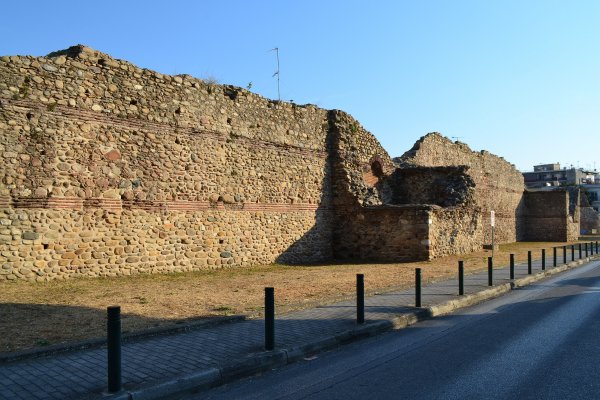 Τα απομεινάρια ενός μεγάλου τοίχου από τούβλα και πέτρα δίπλα σε δρόμο της Κομοτηνής.
