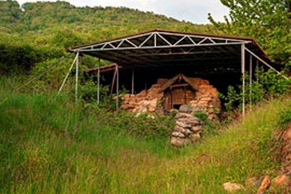 Ο Μακεδονικός Τάφος Συμβόλων είναι ένας μικρός πέτρινος επιτύμβιος θάλαμος κάτω από ένα μεταλλικό σκέπαστρο.