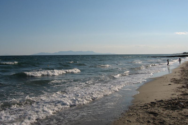 Φωτογραφία που δείχνει την παραλία της Μέσης στην περιοχή της Ροδόπης.