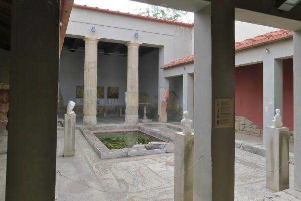 Η εσωτερική αυλή της ανακατασκευασμένης ρωμαϊκής βίλας «Casa Romana» στην πόλη της Κω.