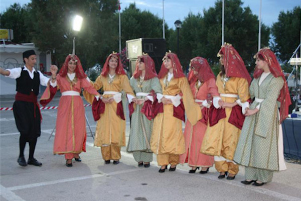 Μια ομάδα ντυμένη με παραδοσιακά ρούχα χορεύει κατά τη διάρκεια του Φεστιβάλ Ιπποκράτειας στην Κω.