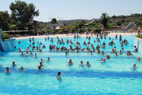 Οι επισκέπτες του υδάτινου πάρκου Lido στο Μαστιχάρι της Κω απολαμβάνουν την πισίνα.