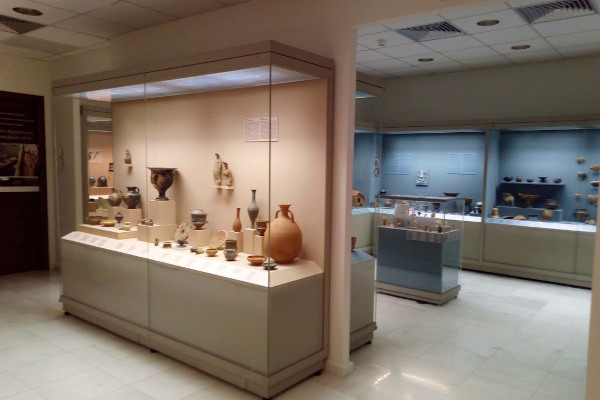 Eκθέματα σε αίθουσα του Αρχαιολογικού Μουσείου Συλλογής Κοζάνης