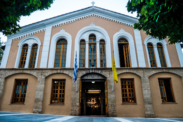 Το μπροστινό μέρος και η κύρια είσοδος της εκκλησίας του Αγίου Νικολάου στην πόλη της Κοζάνης.